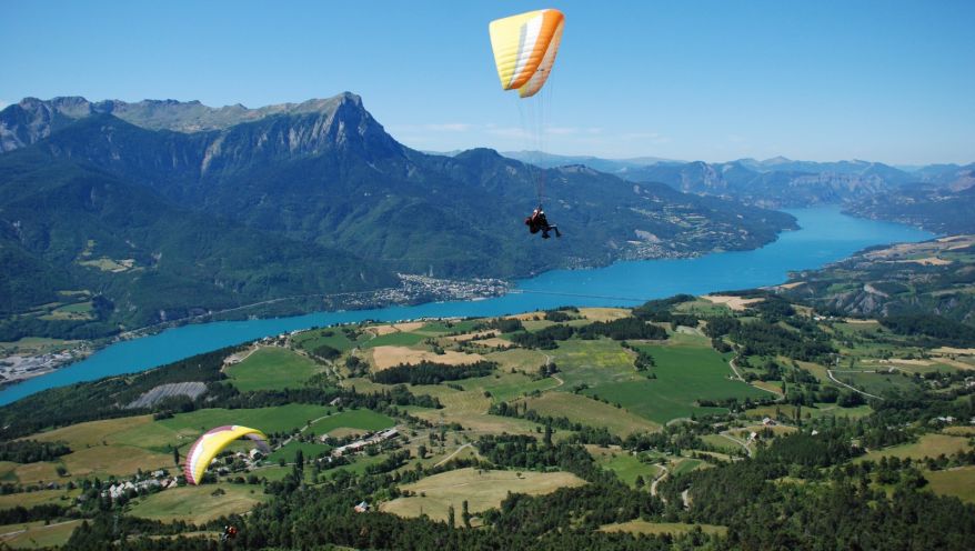 Parapentes en survol de Puy-Sanières Parapentes en survol de Puy-Sanières
