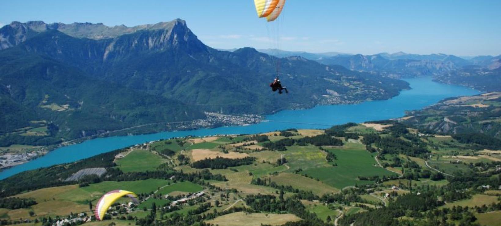 Parapentes en survol de Puy-Sanières