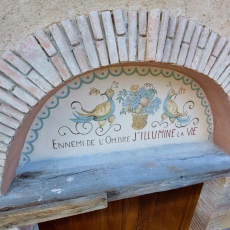 Rénovation de la fresque au dessus du portail d'entrée